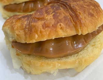 Medialunas dulce de leche o crema pastelera