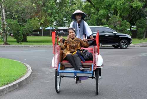 Becak: Transportasi Tradisional yang Tetap Berarti